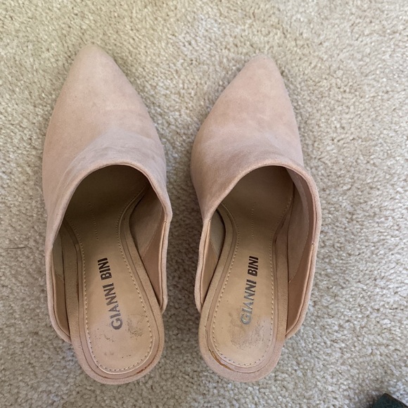 Cute Gianni Bini suede nude pointy toe mule stilettos, 6.5M - Picture 9 of 14